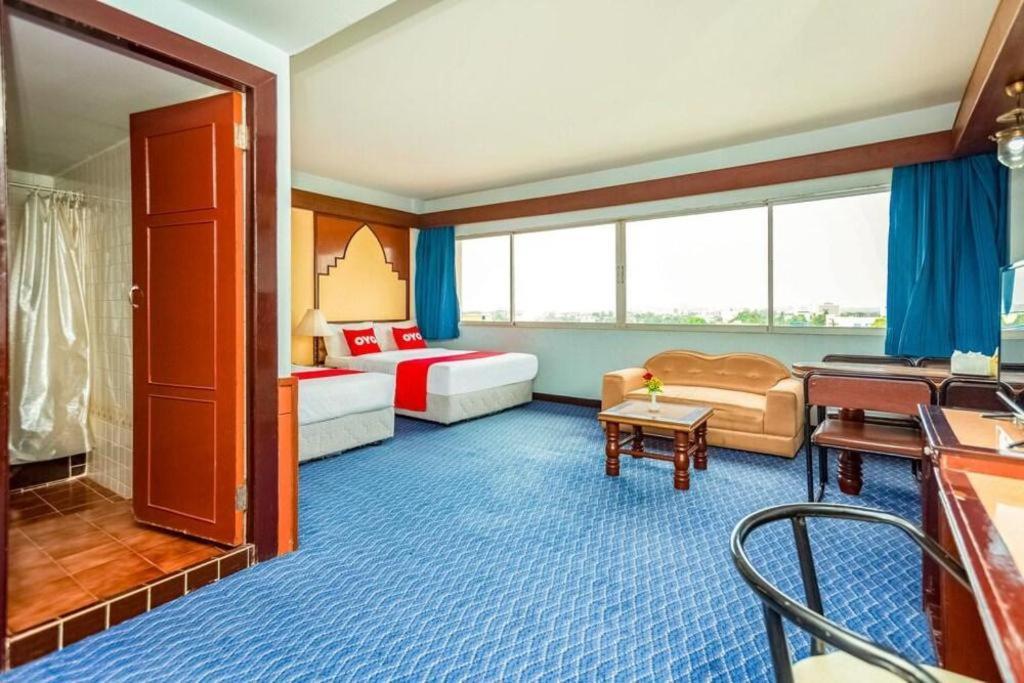 Oyo 441 Grand Thara Hotel Surat Thani Extérieur photo