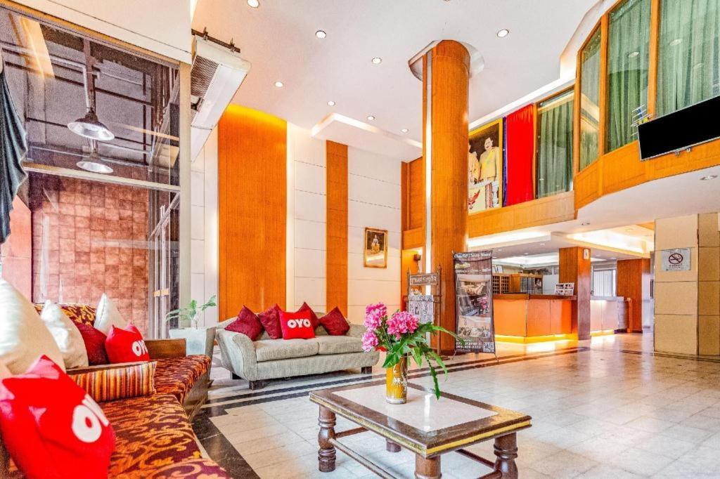 Oyo 441 Grand Thara Hotel Surat Thani Extérieur photo