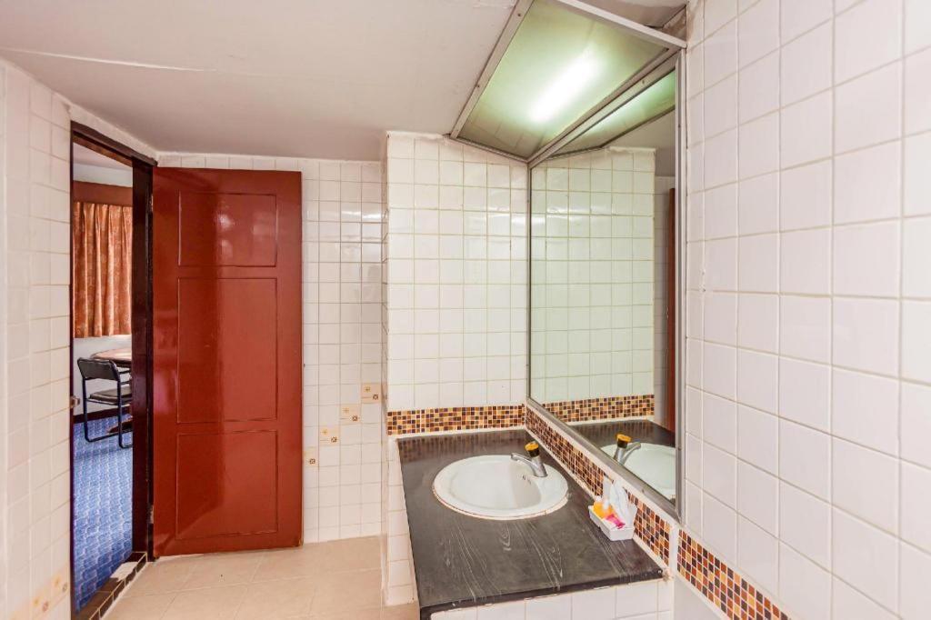 Oyo 441 Grand Thara Hotel Surat Thani Extérieur photo