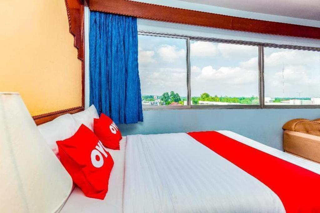 Oyo 441 Grand Thara Hotel Surat Thani Extérieur photo