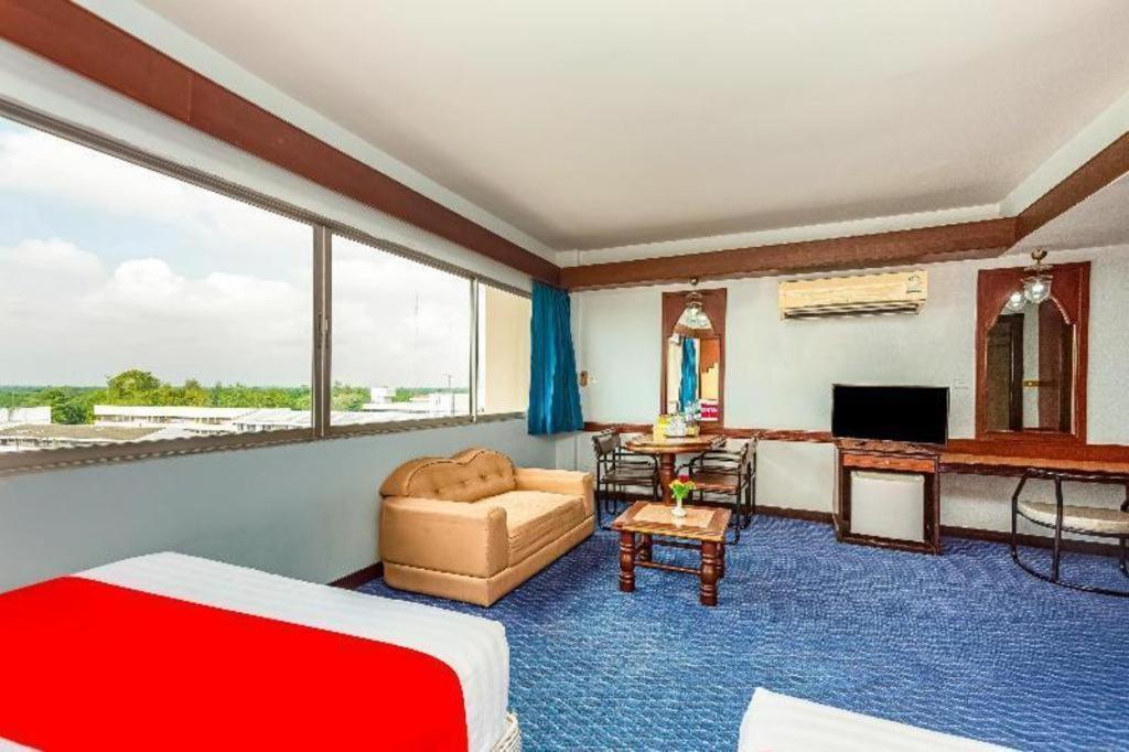 Oyo 441 Grand Thara Hotel Surat Thani Extérieur photo