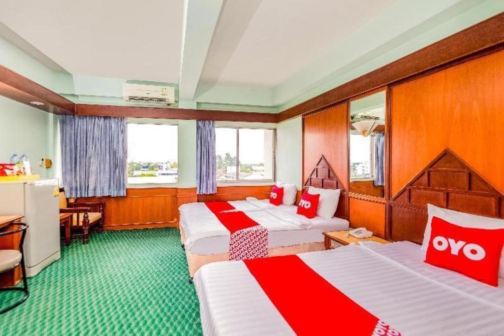 Oyo 441 Grand Thara Hotel Surat Thani Extérieur photo