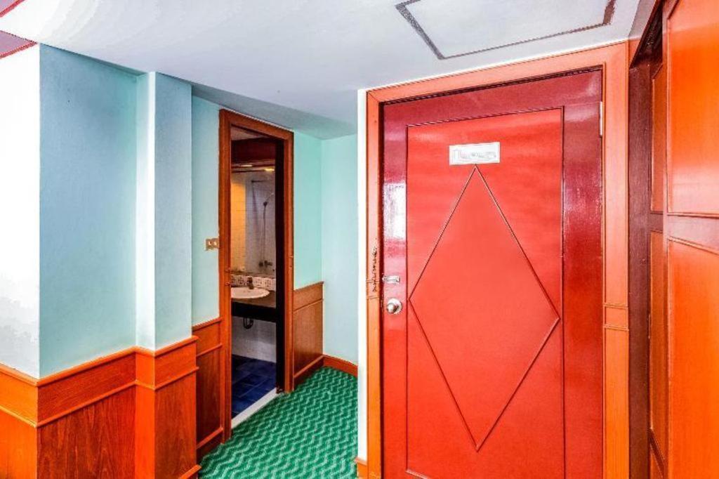 Oyo 441 Grand Thara Hotel Surat Thani Extérieur photo