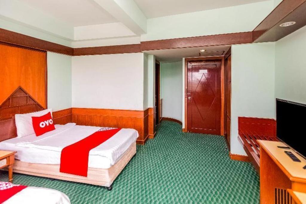 Oyo 441 Grand Thara Hotel Surat Thani Extérieur photo