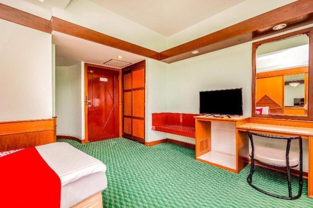 Oyo 441 Grand Thara Hotel Surat Thani Extérieur photo