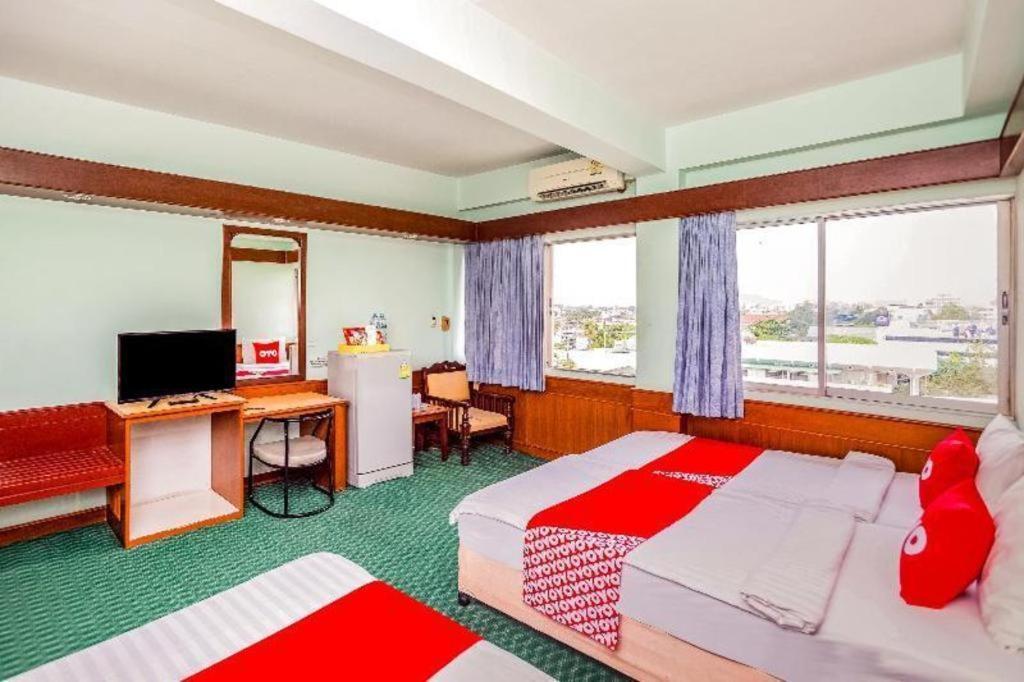 Oyo 441 Grand Thara Hotel Surat Thani Extérieur photo