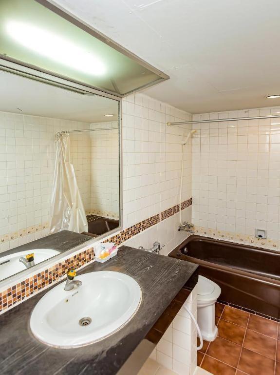 Oyo 441 Grand Thara Hotel Surat Thani Extérieur photo