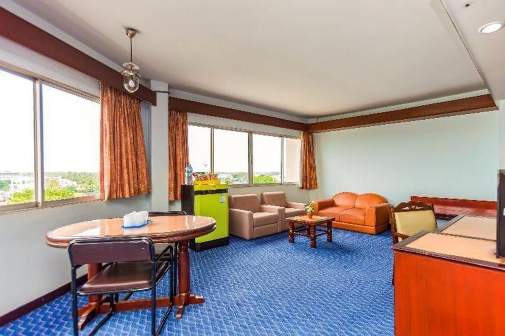 Oyo 441 Grand Thara Hotel Surat Thani Extérieur photo