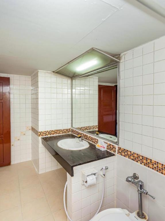 Oyo 441 Grand Thara Hotel Surat Thani Extérieur photo