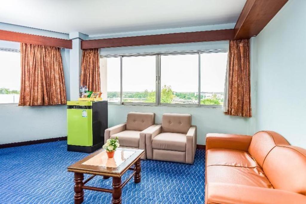 Oyo 441 Grand Thara Hotel Surat Thani Extérieur photo