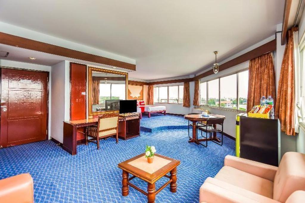 Oyo 441 Grand Thara Hotel Surat Thani Extérieur photo