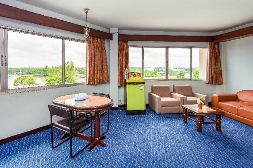 Oyo 441 Grand Thara Hotel Surat Thani Extérieur photo
