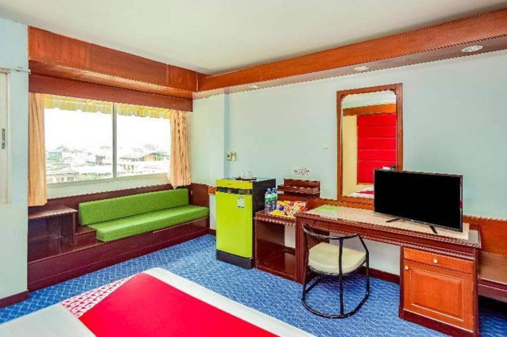 Oyo 441 Grand Thara Hotel Surat Thani Extérieur photo