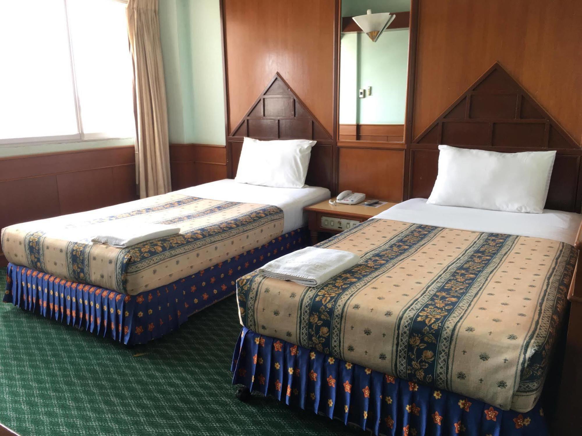 Oyo 441 Grand Thara Hotel Surat Thani Extérieur photo